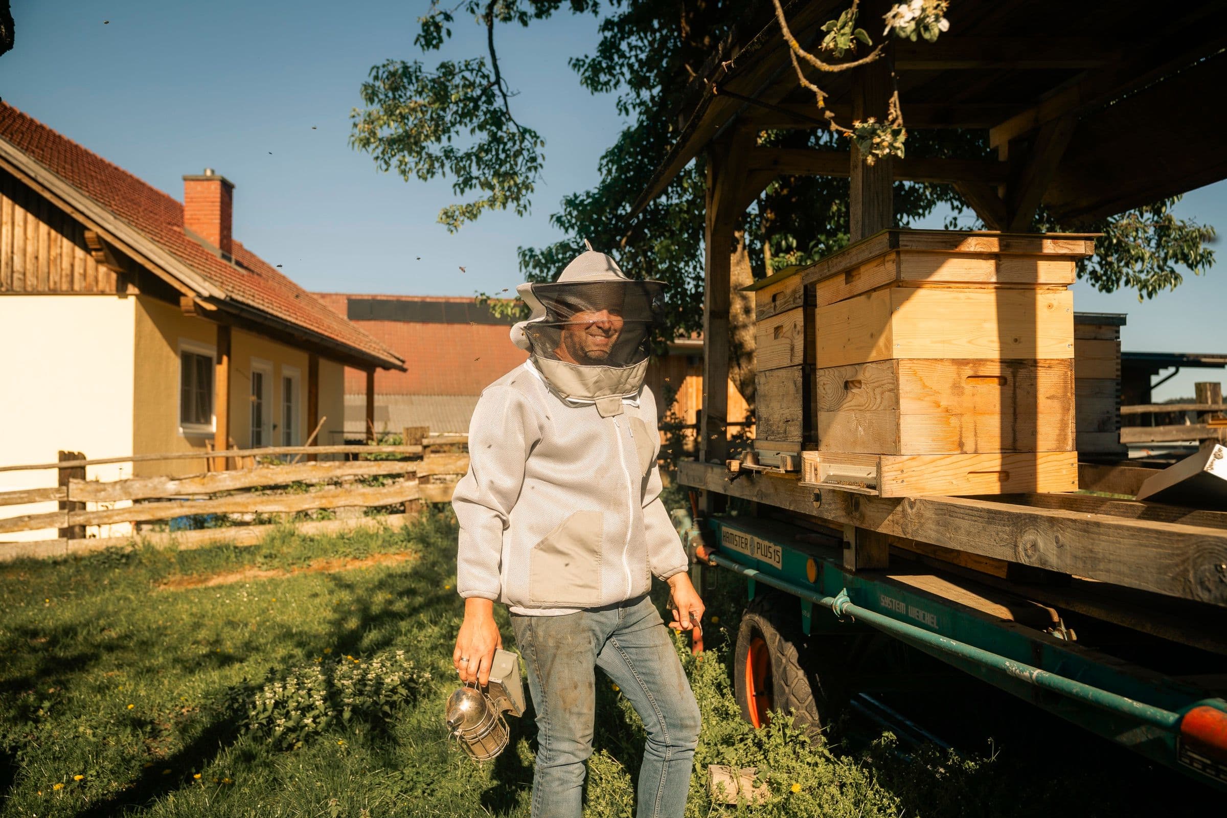 Imker am Bienenwagen vor dem Hof in Liebetig